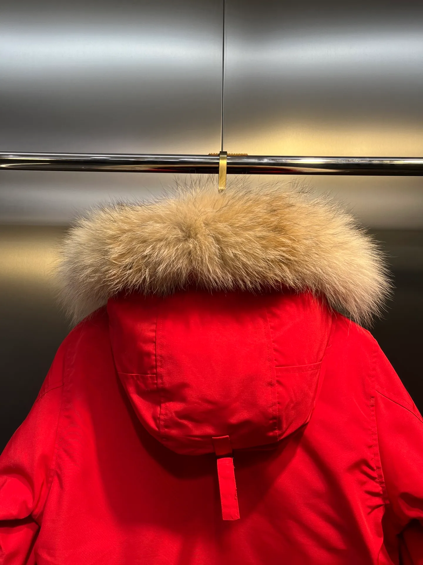 P840 𝘾𝘼𝙉𝘼𝘿𝘼 𝙂𝙊𝙊𝙎𝙀Big Goose 13# The design of Big Goose 13 is simple and elegant, a little longer than the 08 model, more suitable for men and suitable for business people. This down jacket is popular for its simple design, which is not only practical but also has a certain sense of fashion. In terms of applicability, the Daye 13 model provides good thermal insulation performance. Its thermal insulation coefficient is level 5, which can provide enough warmth and is suitable for wearing in cold environments. In addition, the Daye 13 model also has a high cost performance. Compared with other models, it provides a better balance between price and performance, making it more competitive in the market.  size：xs-xxl